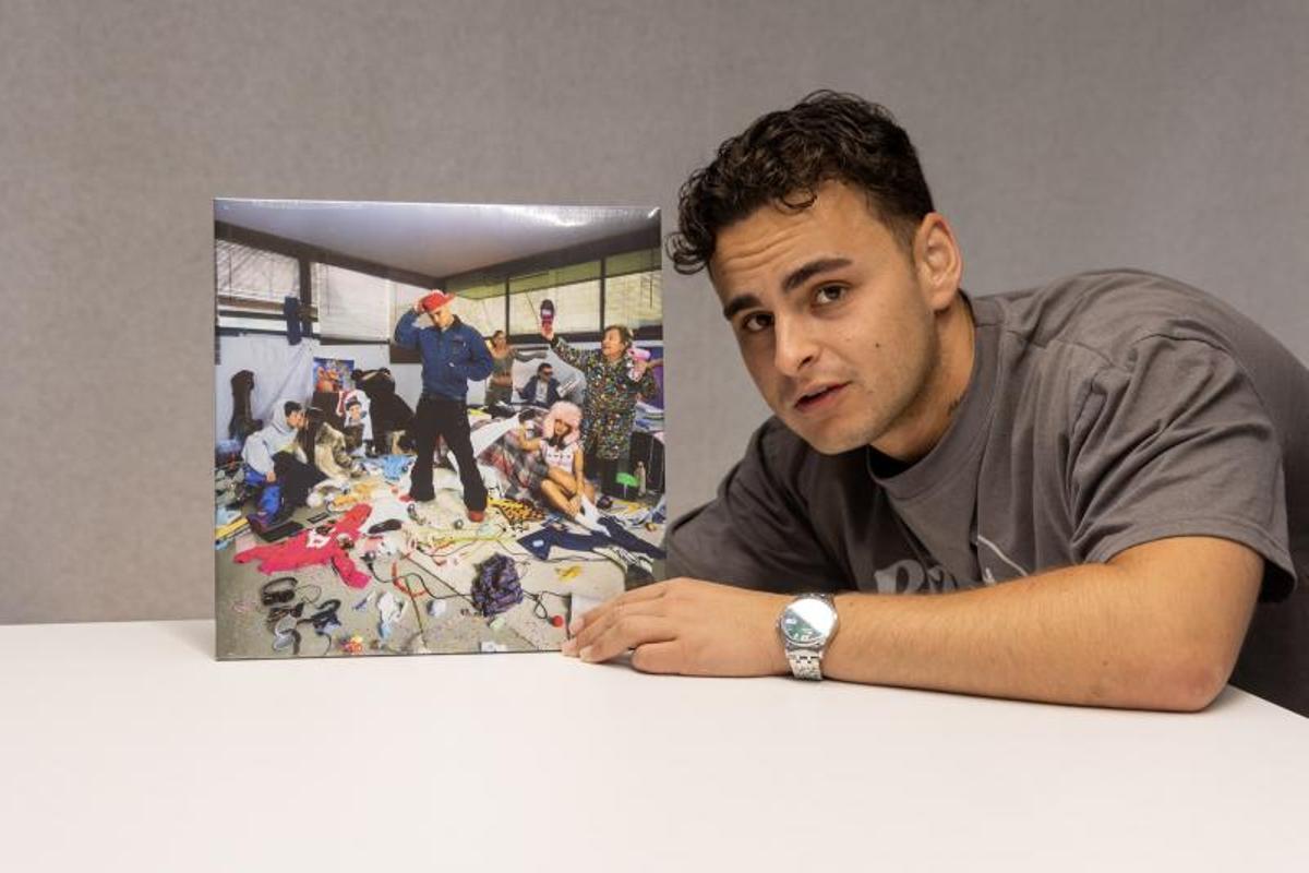 Funzo posa junto a la portada de su primer vinilo, "TDAH", con el que realizará una gira por España a partir de octubre