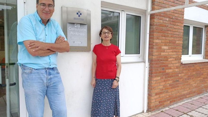 Celestino Rodríguez y Cristina González, ante el consultorio de Villabona. | LNE