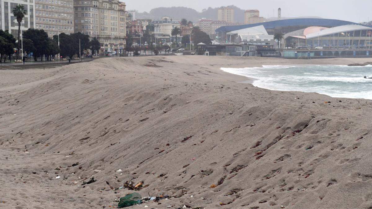 Así ha quedado la duna de Riazor después de tres días de temporal en A Coruña