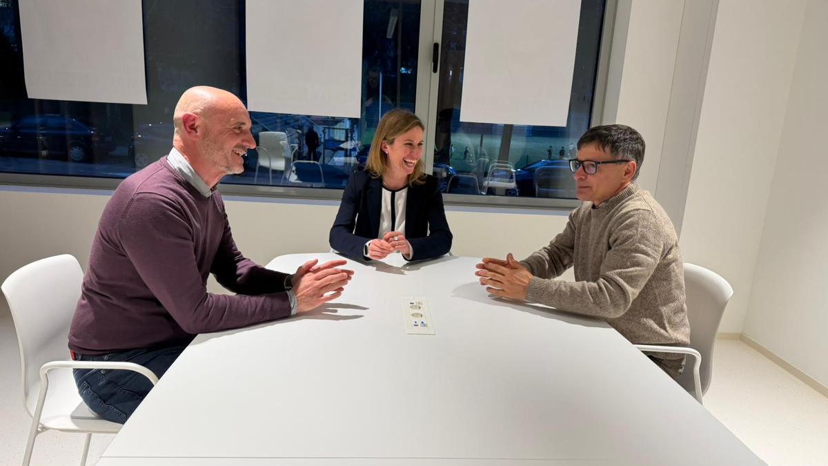 Flores, acompañada por Basante (esquerda) e Freire (dereita)