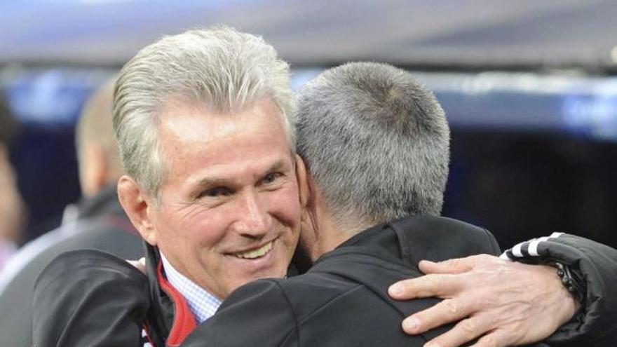 Mourinho (de espaldas) saluda al entrenador del Bayern, Jupp Heynckes.