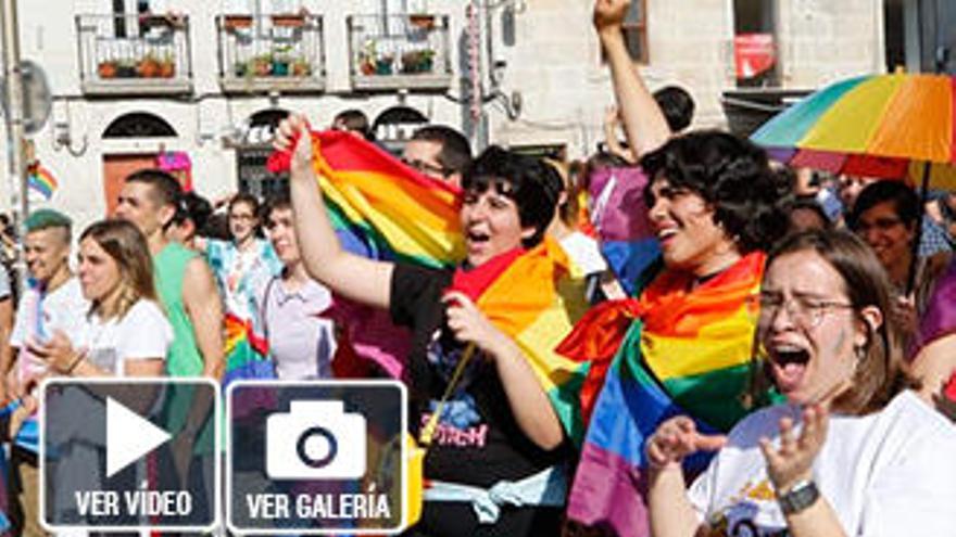 Una multitud de vigueses, en defensa de los derechos LGTBI. // Alba Villar