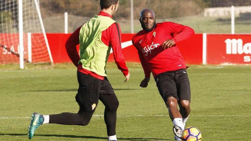 Babin golpea un balón presionado por Borja Viguera.