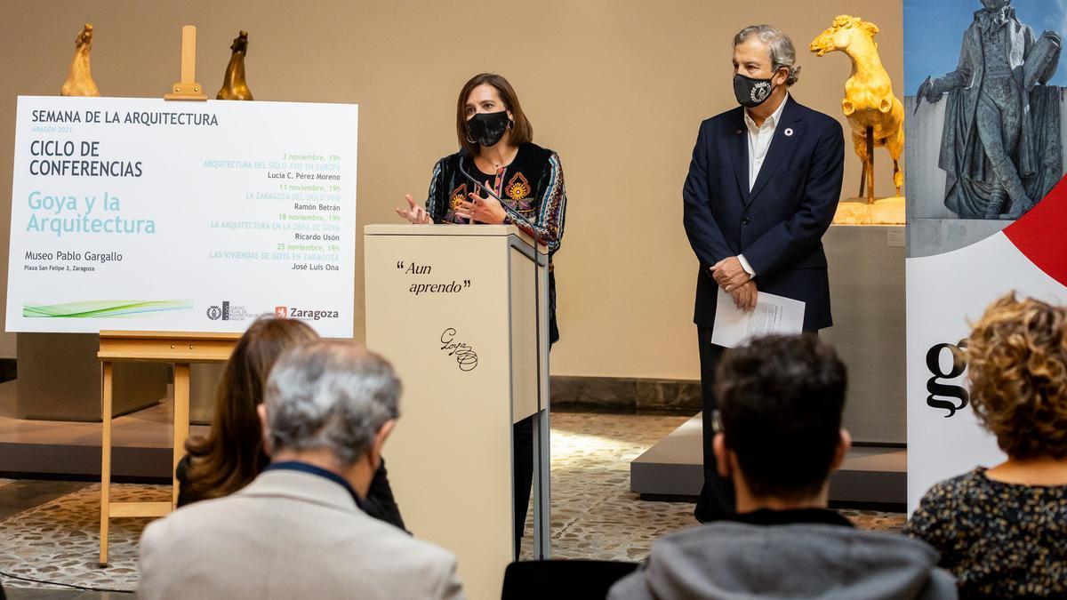 La vicealcaldesa Sara Fernández y el decano de los arquitectos aragoneses, Pedro J. Navarro.