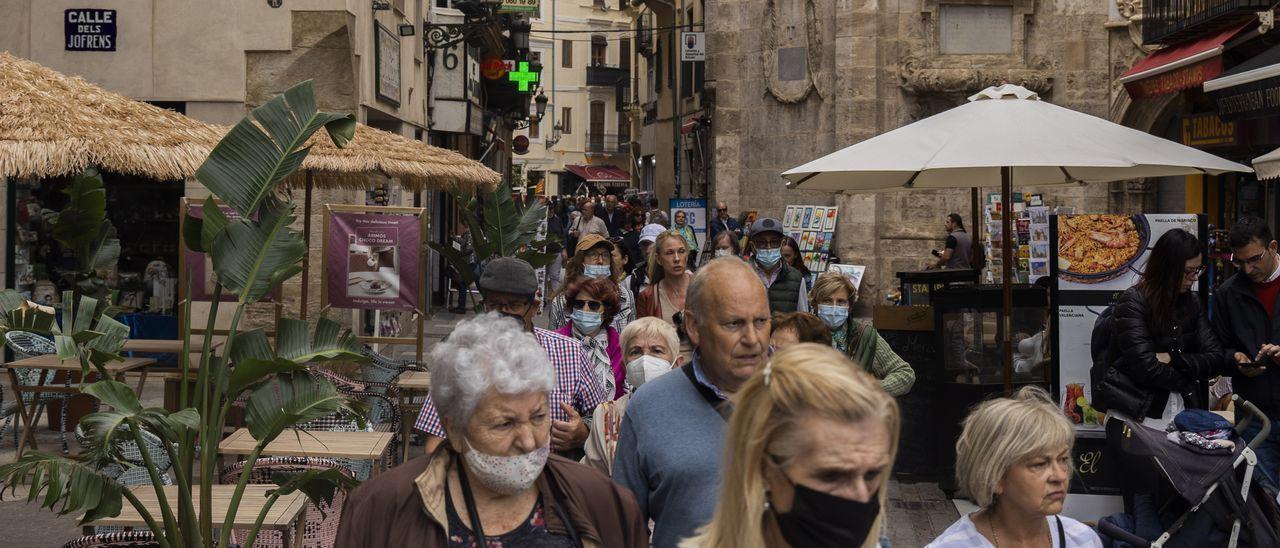 Un grupo de turistas pasea por el centro histórico de València. / GERMAN CABALLERO