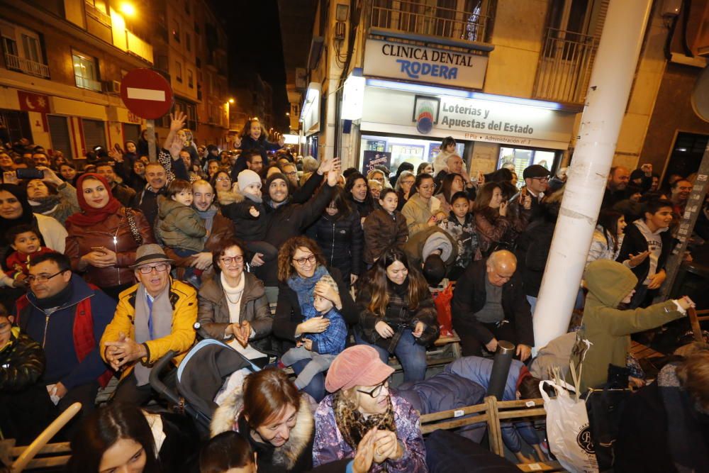 La cabalgata de los Reyes Magos en Elche ha recorrido el centro de la ciudad con 13 carrozas y más de 600 personas