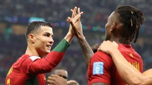 Rafael Leao y Cristiano Ronaldo celebran la goleada a Suiza en el Mundial de Qatar