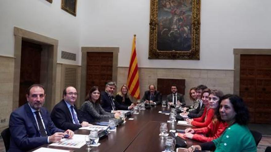 Representants de JxCat, ERC, PSC i comuns durant la Mesa de Diàleg