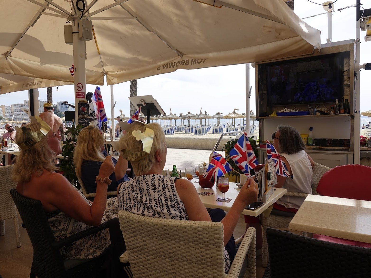 Carlos III de Inglaterra… y I de Magaluf: así viven los turistas británicos la ceremonia de coronación