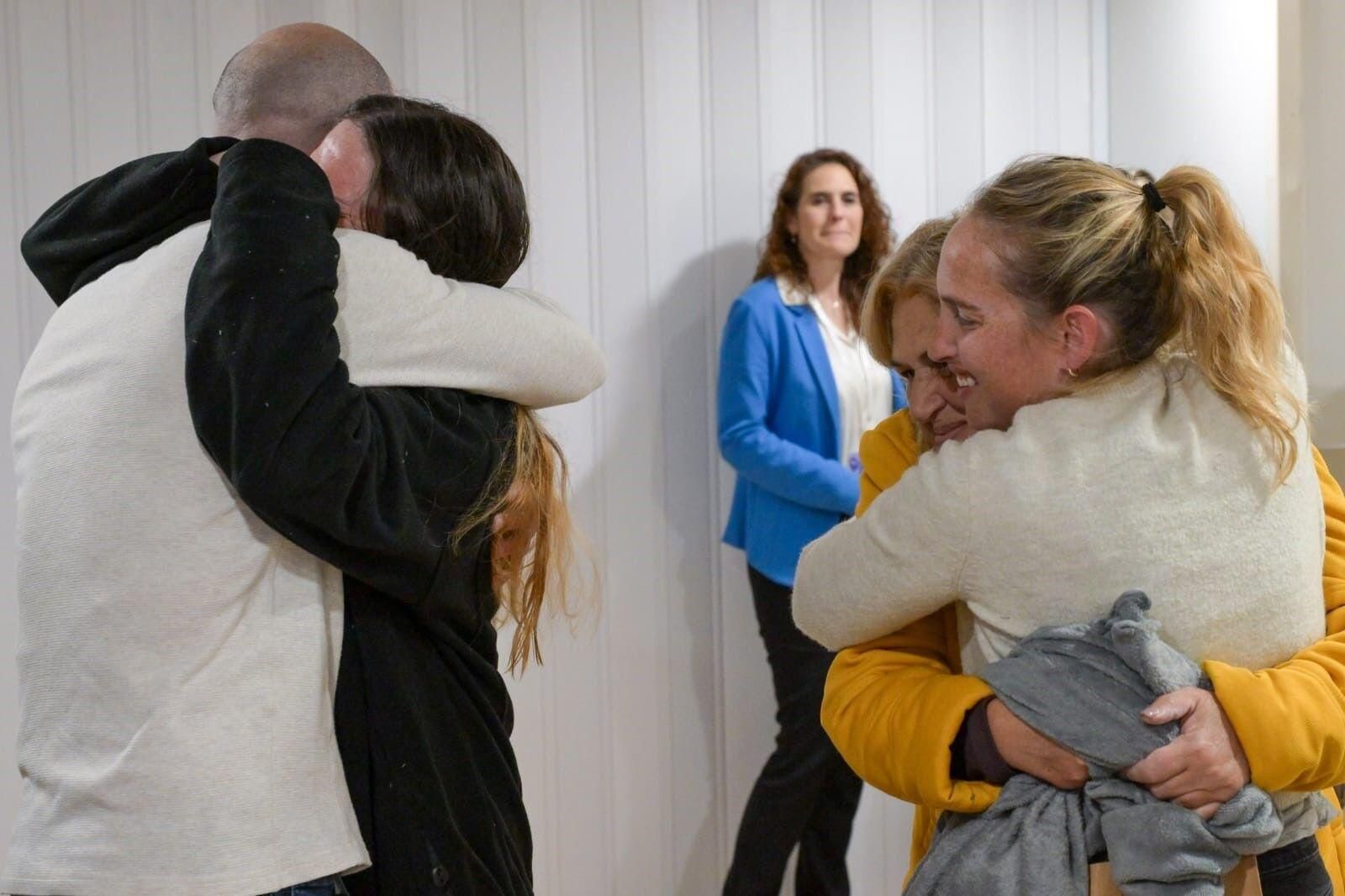 HANDOUT - 19 January 2025, Israel, Ramat Gan: Freed Israeli hostage Doron Steinbrecher (2nd L) celebrates with her family at Sheba Medical Center, after her release from Hamas captivity in the Gaza Strip. The first three hostages released by Hamas under the terms of the Gaza ceasefire deal have reached Israeli territory, the Israeli military said on Sunday, hours after the agreement took effect. Photo: Ma'ayan Toaf/GPO/dpa - ACHTUNG: Nur zur redaktionellen Verwendung und nur mit vollständiger Nennung des vorstehenden Credits 19/01/2025 ONLY FOR USE IN SPAIN. Ma'ayan Toaf/GPO/dpa;Unrest, Conflicts and War;war;conflict;politics;family;society;Israeli-Palestinian conflict - Hostages release in Ramat Gan;