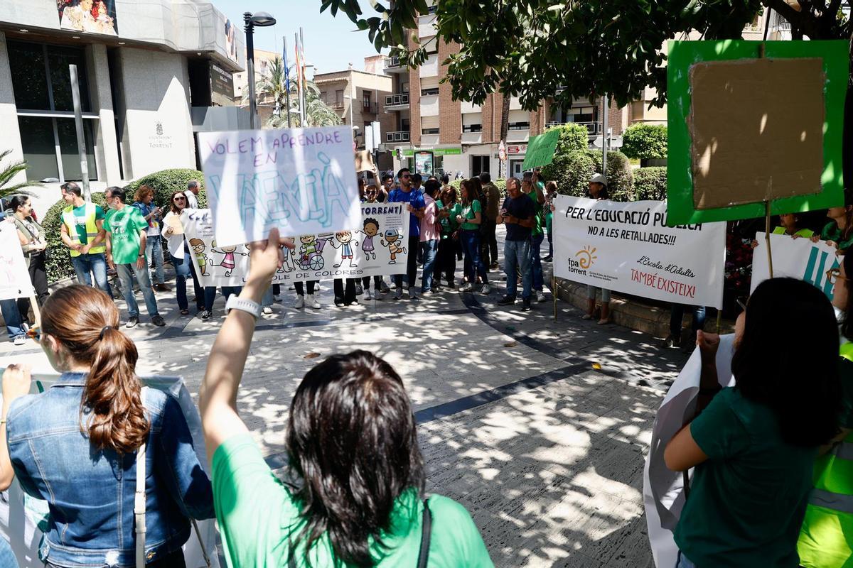 Cerca de 500 personas marchan en Torrent para defender la educación pública