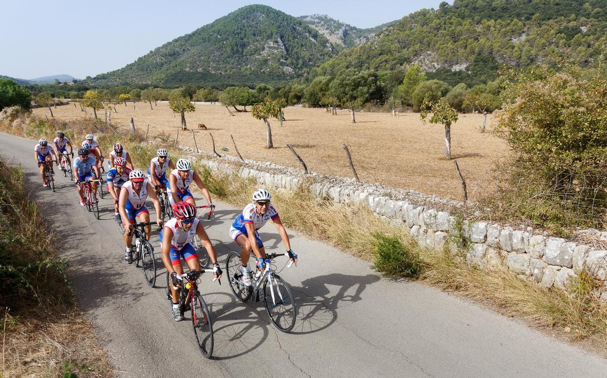 Ciclistas por una carretera de interior en el norte de la isla.