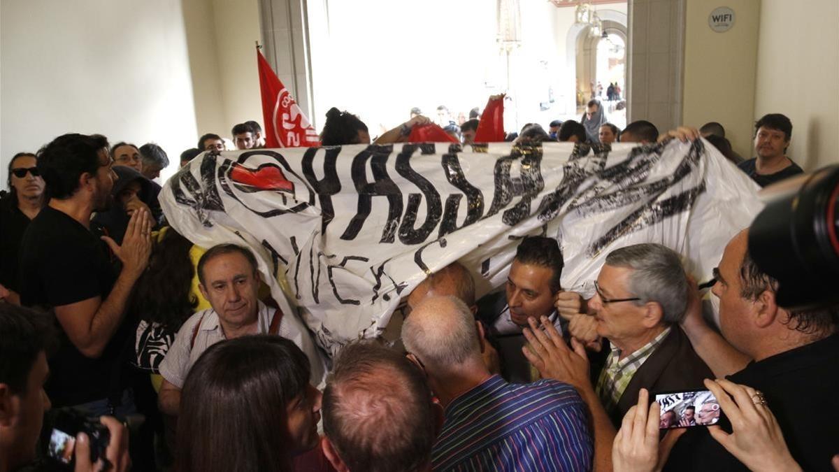 Suspendido un acto de Societat Civil Catalana en la UB por las protestas de un grupo de estudiantes