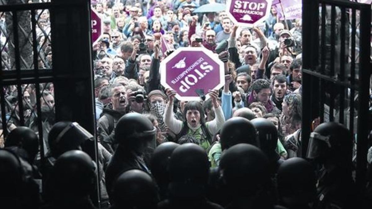 Protesta de activistas de la PAH ante la sede del Banco de España en Valencia.