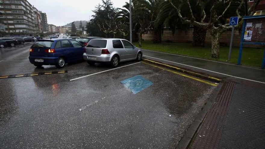 Plazas para conductores con discapacidad, ante el Ayuntamiento, en Piedras Blancas.