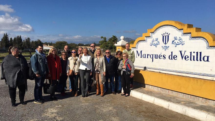 Ángeles Muñoz y representantes vecinales, en la finca La Caridad.