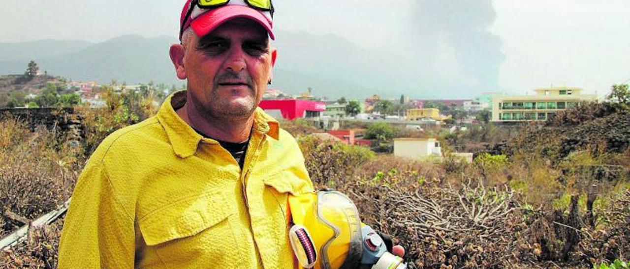 Manuel Villalba posa con una de las fumarolas del volcán de Tajogaite al fondo. | | RAMÓN PÉREZ