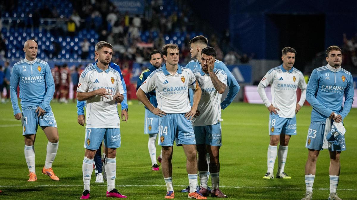 Los jugadores del Zaragoza acuden al veredicto de la afición en un estadio casi vacío al término del partido.