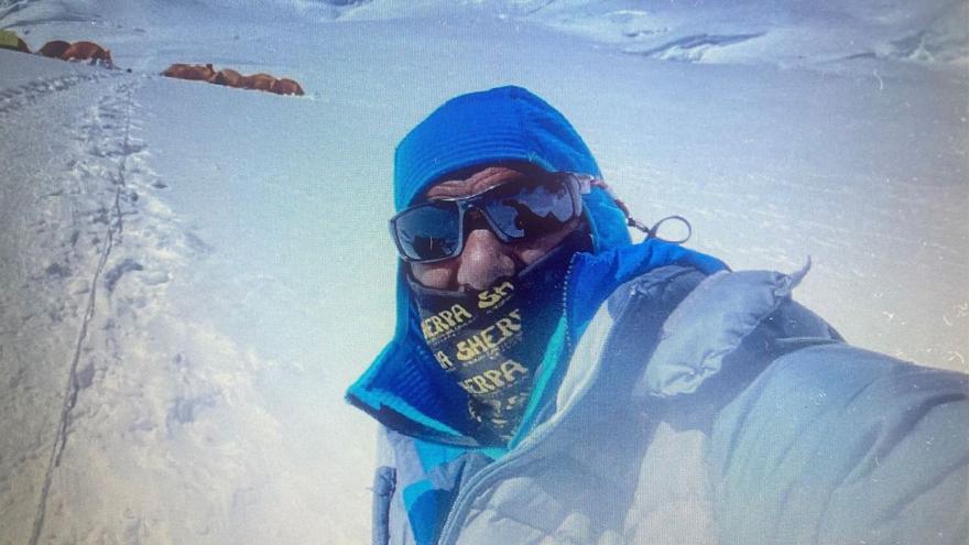 El alpinista sampedreño Manuel González, Lolo, durante una expedición en la montaña.