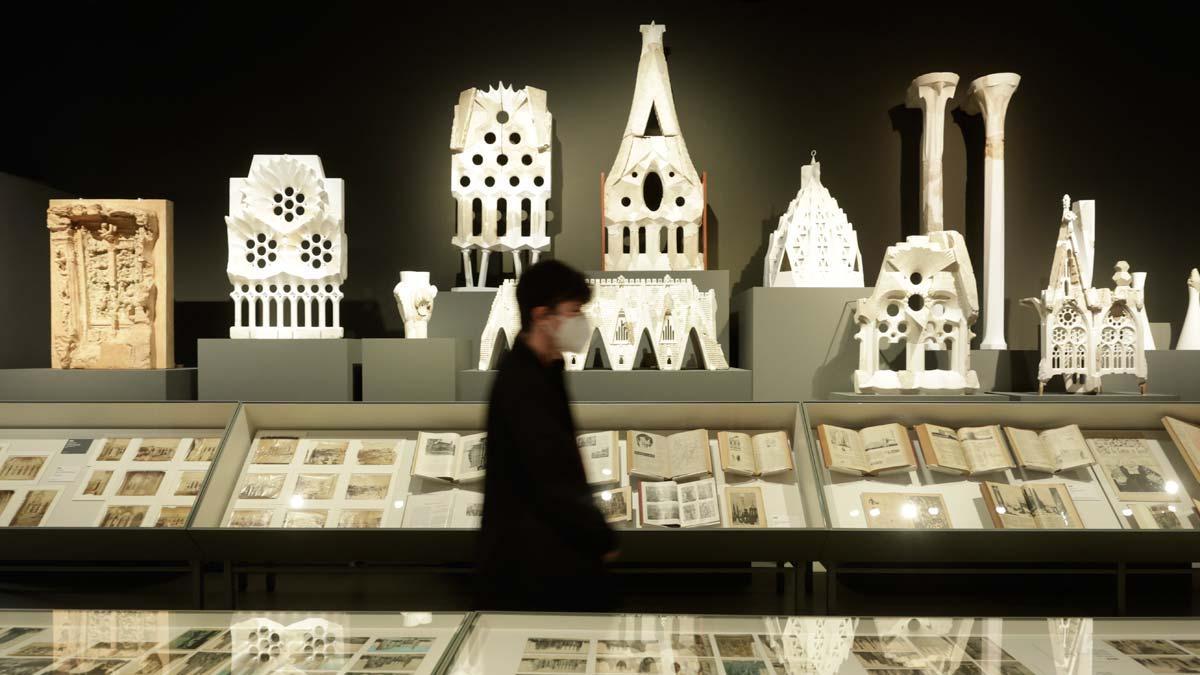 Una imagen de la gran exposición sobre Gaudí en el MNAC.
