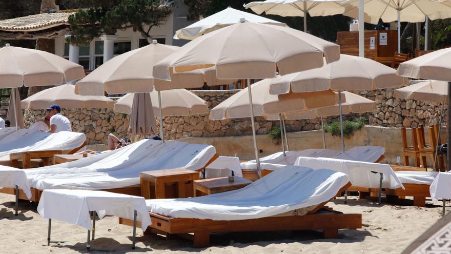 Litoral de Ibiza: Sant Josep reduce un 25% las hamacas y sombrillas de sus playas