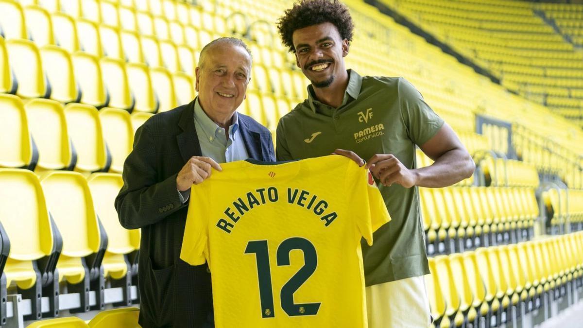 Fernando Roig, junto con Renato, el día de la presentación de Veiga, internacional absoluto con la selección de Portugal