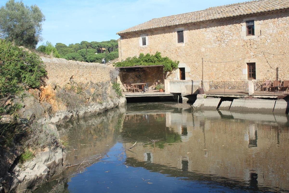 L’edifici històric del Molí de l’Escala, avui temple gastronòmic i hostaler.