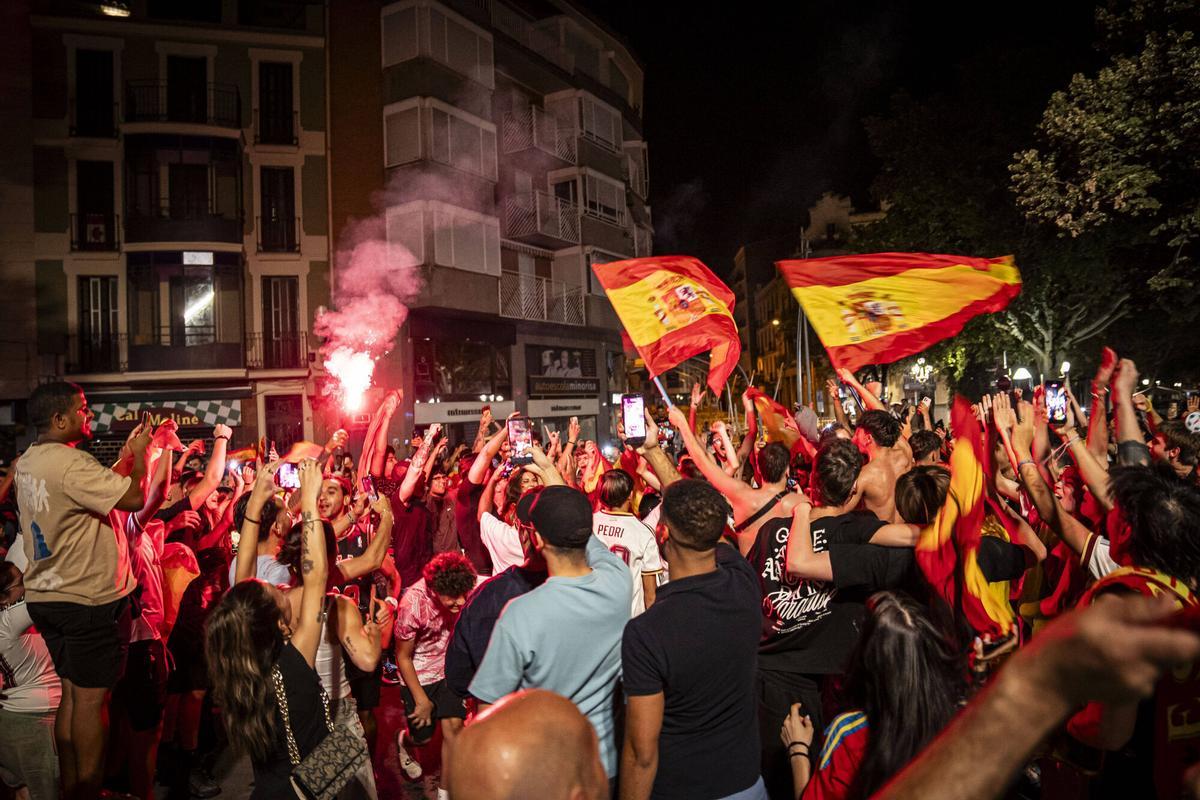 Les millors imatges de la celebració a Manresa del triomf de la Roja al Mundial