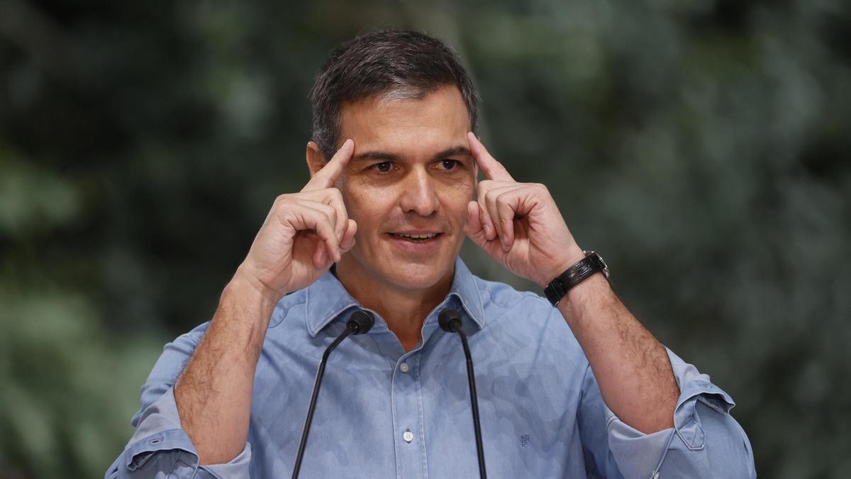 El presidente del Gobierno en funciones, Pedro Sánchez, este domingo en Santiago, en un acto del PSOE. 