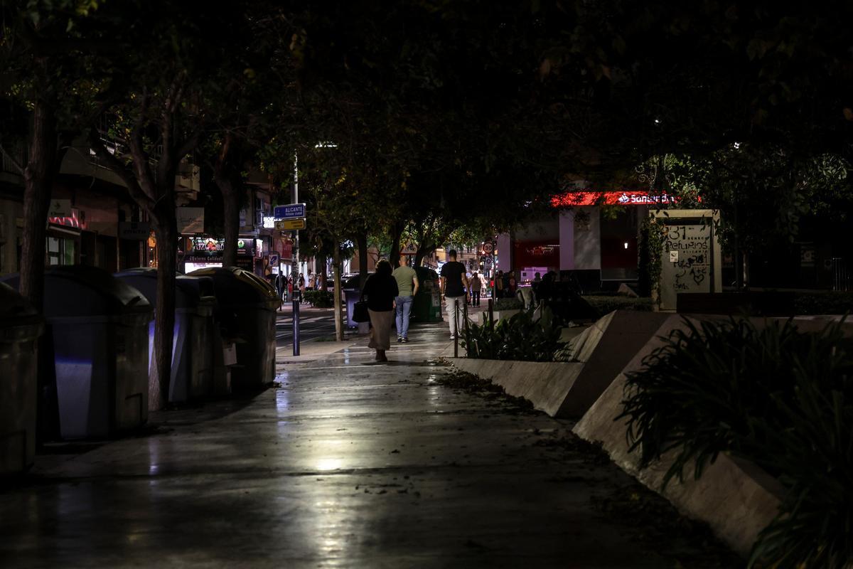 Comerciantes y vecinos de la plaza Séneca reclaman más iluminación Comerciantes y vecinos de la plaza Séneca reclaman más iluminación