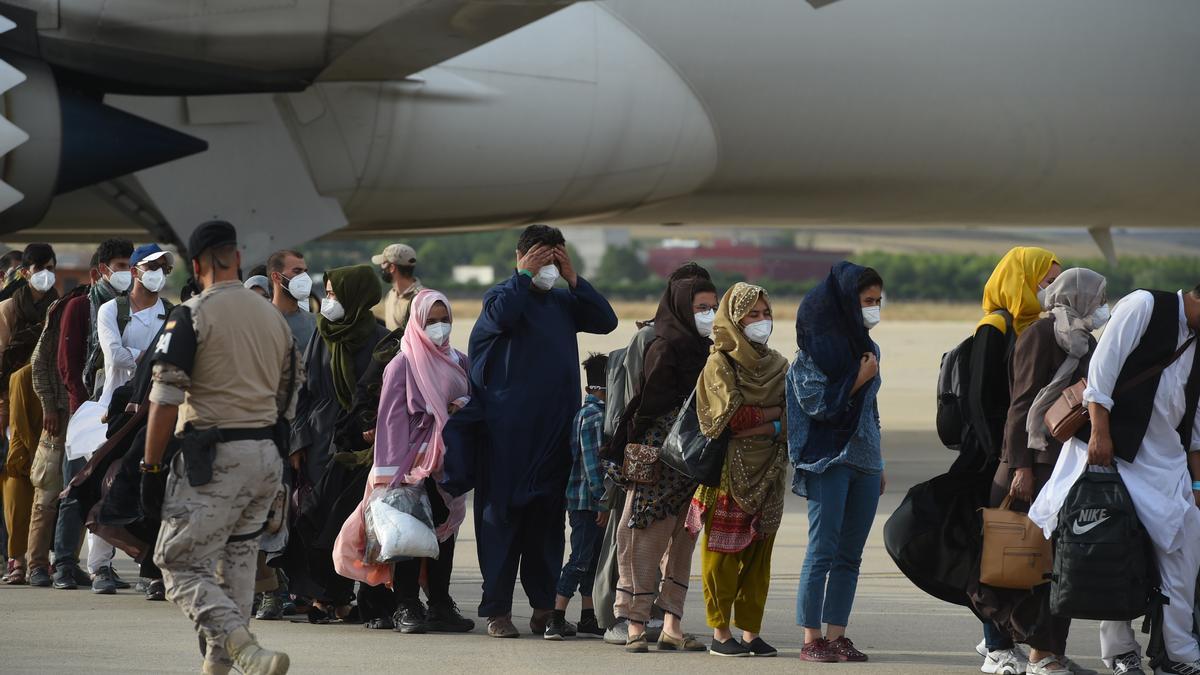 España recibe otro avión con 260 afganos evacuados