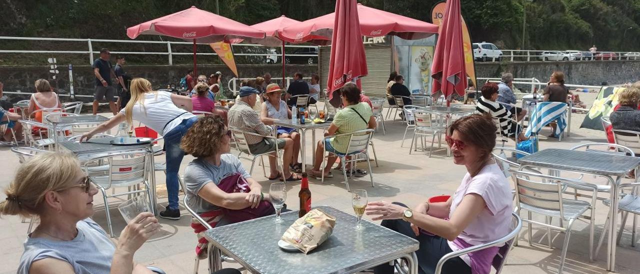 Clientes en la terraza de un bar