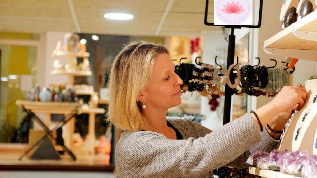 Sandra Malgras, en la seva botiga especialitzada en minerals, a la Rambla de Figueres | MINERAL SWEET