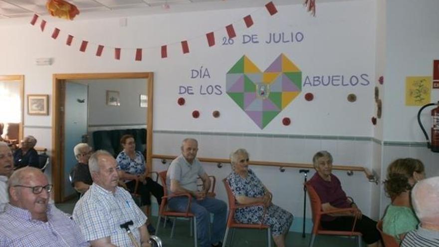 realiZAN ACTIVIDADES DEDICADAS A LOS ABUELOS