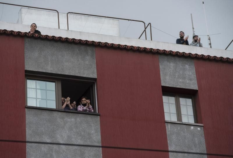 Gente en balcones aplaudiendo.La Laguna, Avenida de La Trinidad  | 27/03/2020 | Fotógrafo: Carsten W. Lauritsen