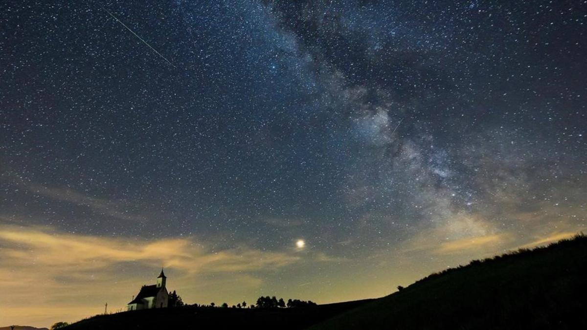 Un meteorito cruza el cielo de Hungría.