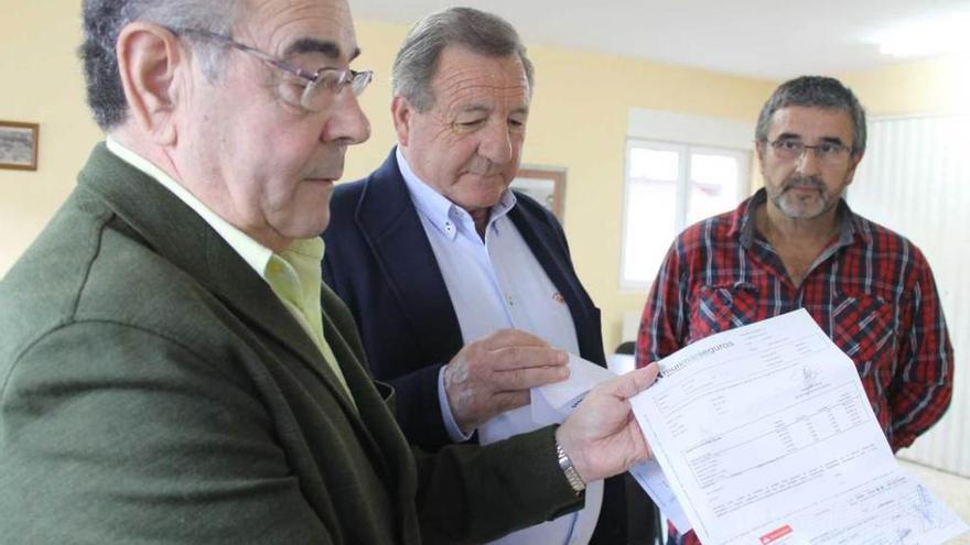 Manuel Rodríguez, Fernando Iglesias (ambos de la aseguradora) y José Antonio Álvarez, en Luarca.