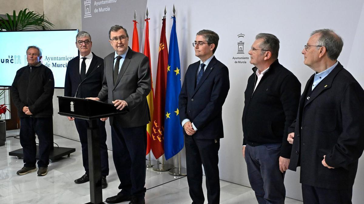 El alcalde de Murcia, José Ballesta, presentó la 'candidatura' de los auroros de Murcia para su declaración como Patrimonio Cultural Inmaterial de la Humanidad.