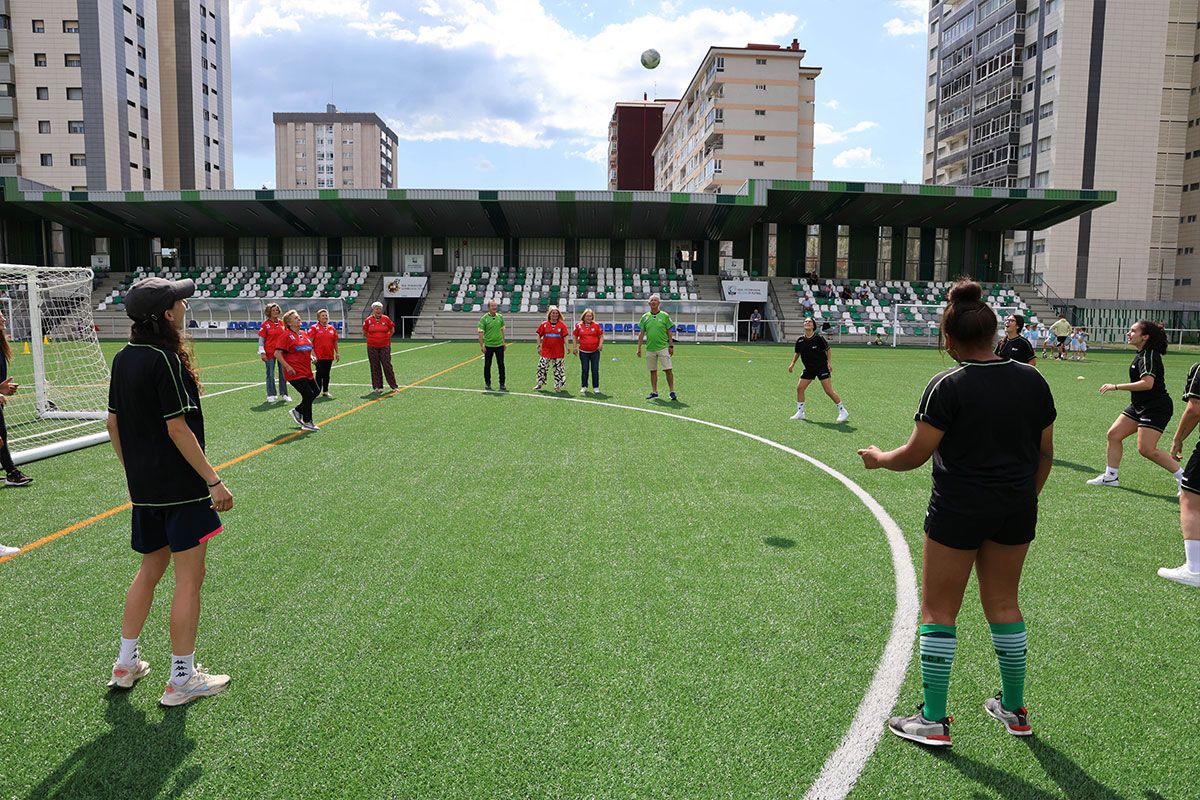 Rondo con el equipo sénior actual del Balaídos