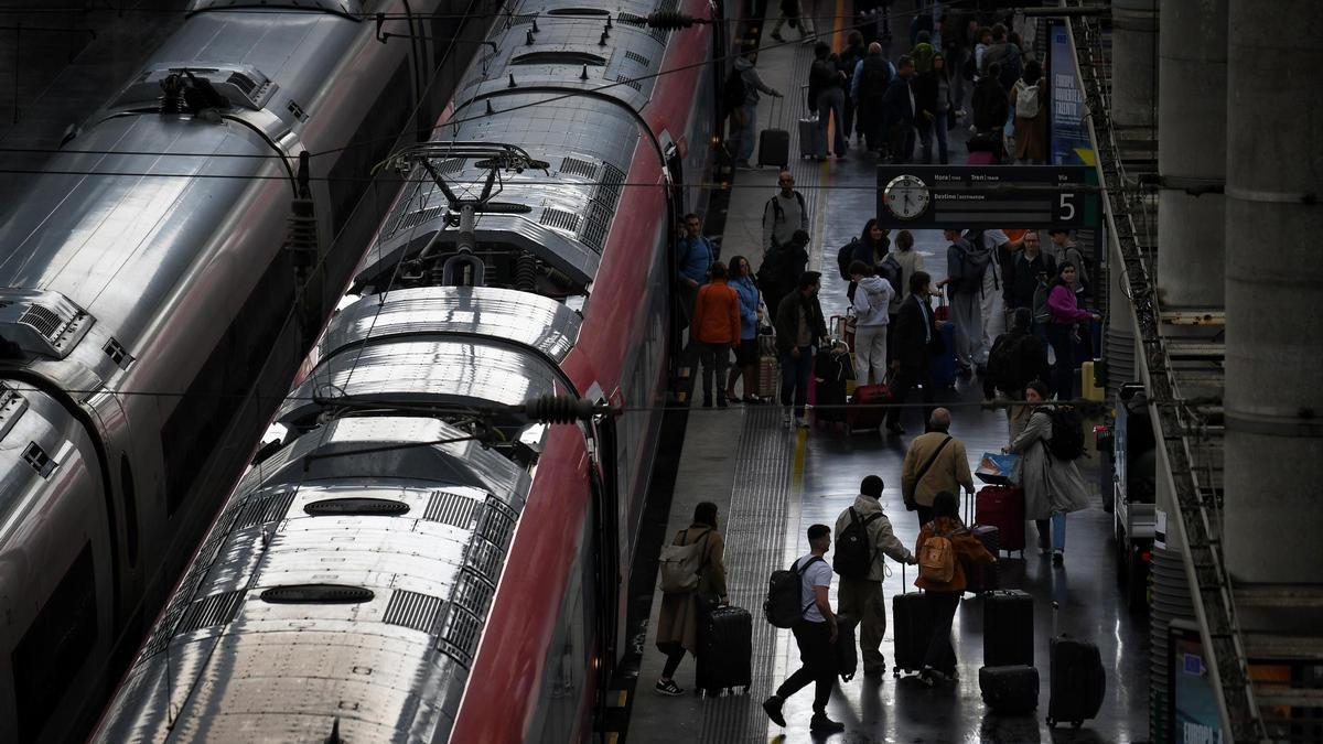 Archivo - Decenas de personas en un andén de la estación Puerta de Atocha-Almudena Grandes, a 11 de abril de 2025, en Madrid (España)