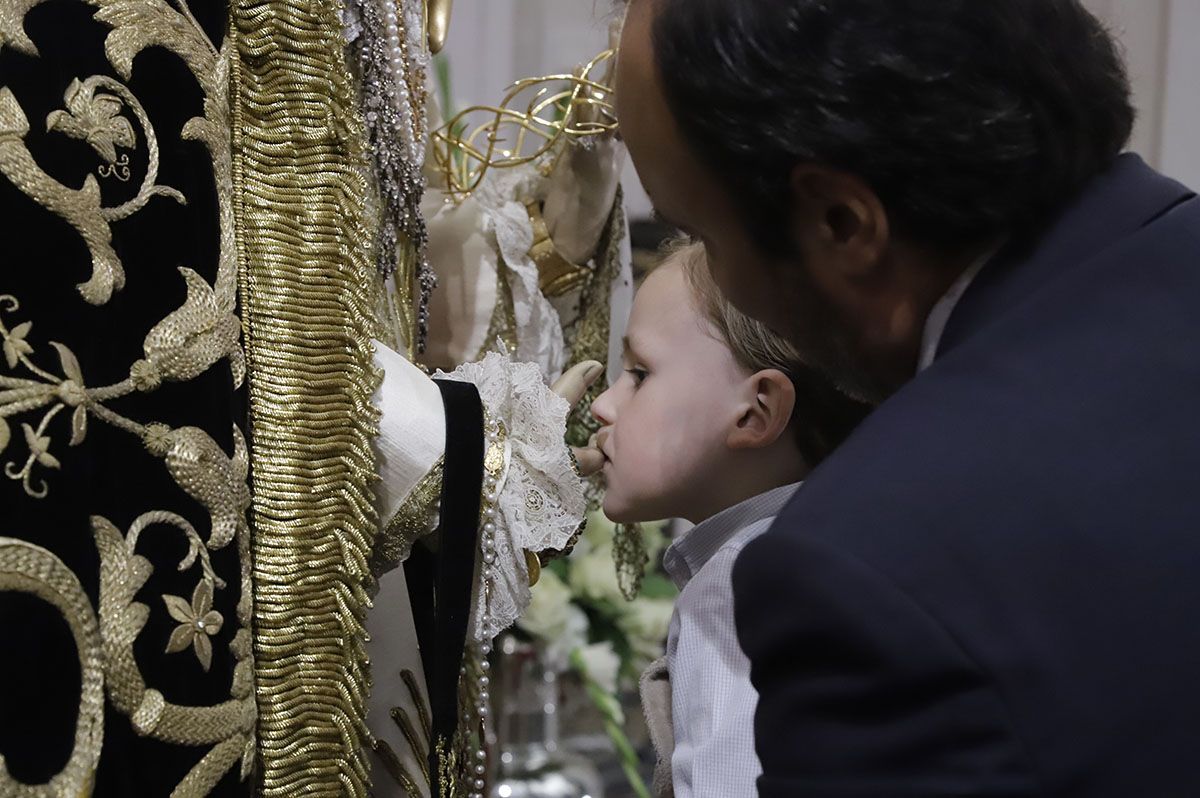 El besamanos extraordinario a la Virgen de los Dolores, en imágenes