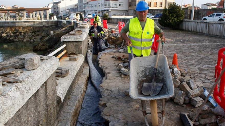 Portos refuerza más zonas del paseo de O Cantiño para evitar que se venga abajo