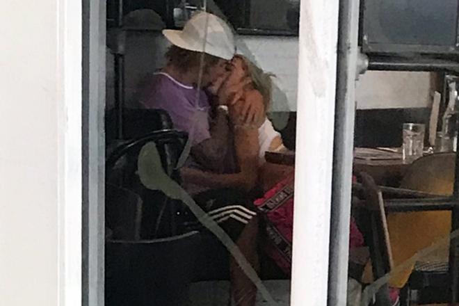 Justin Bieber y Hailey Baldwin, morreándose en Nueva York