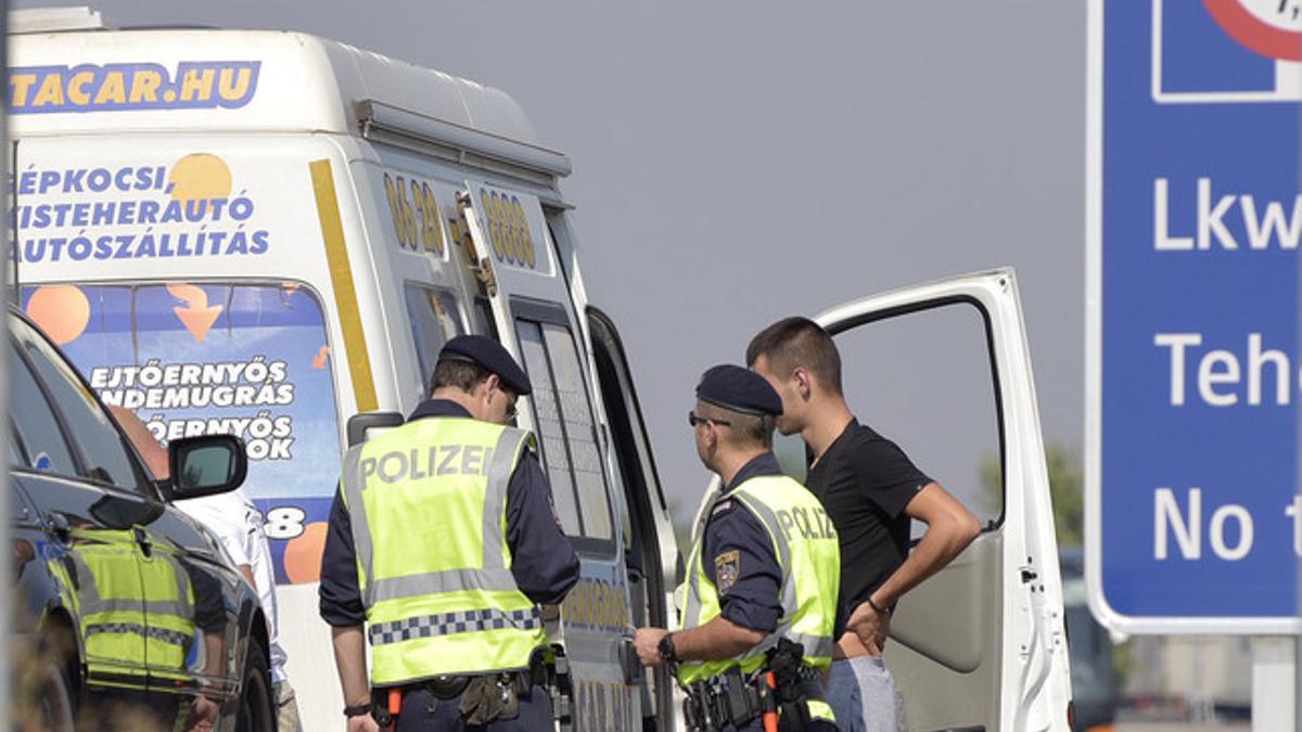 La policía de Austria inspecciona los vehículos de carga en una carretera cercana a la frontera con Hungría.