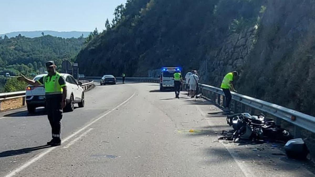 Estado en el que quedó la motocicleta tras el choque en la N-120.