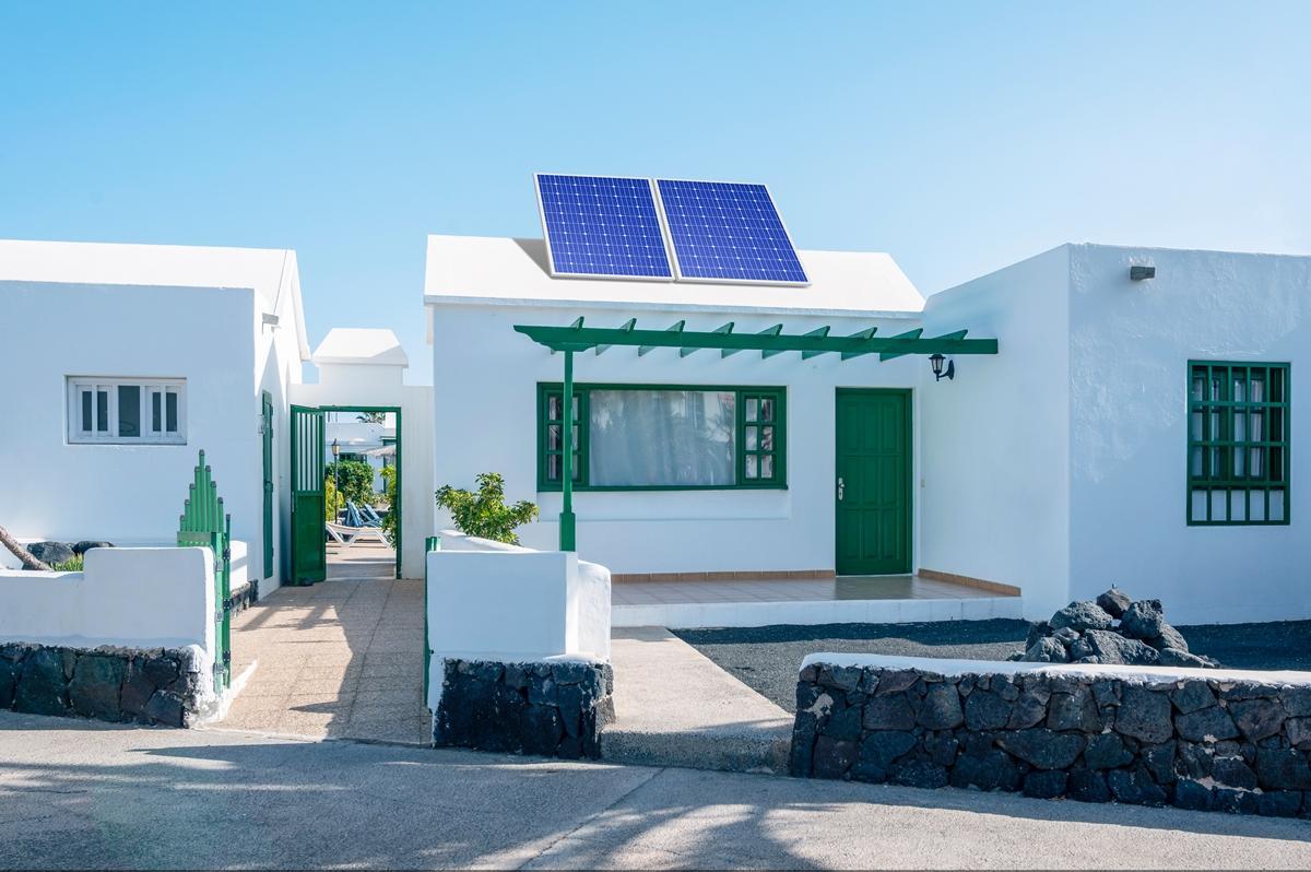 ¿Cuántas placas solares necesito para ahorrar en mi factura de la luz en mi segunda residencia?
