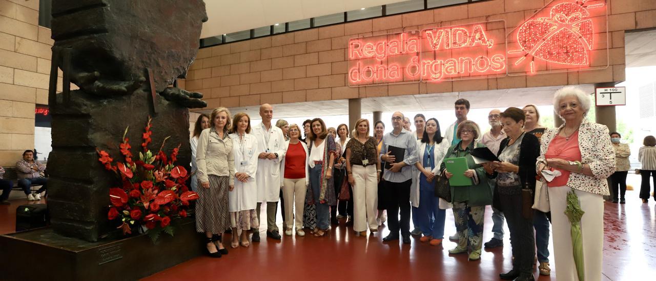 Representantes del hospital Reina Sofía y de las asociaciones de trasplantados, junto a autoridades sanitarias, durante la ofrenda floral en el Monumento al Donante