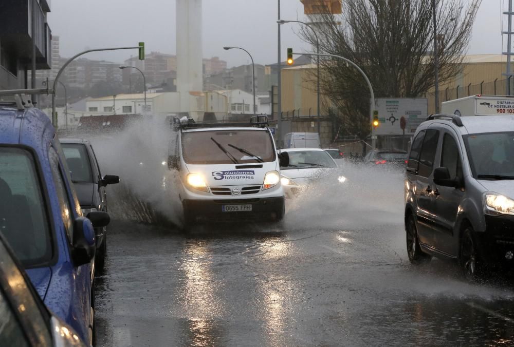 La intensa lluvia dejó balsas en las calles de Vigo