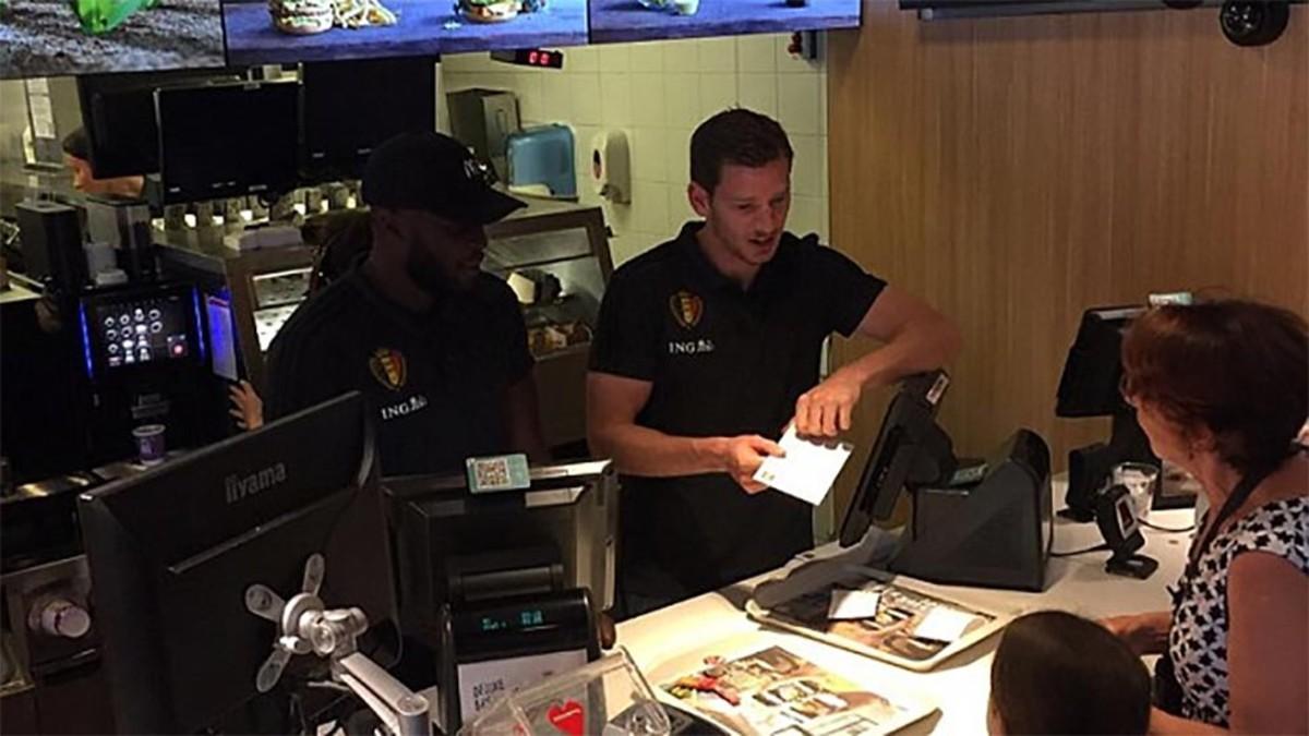 Vertonghen y Lukaku, atendiendo a los clientes en McDonald's