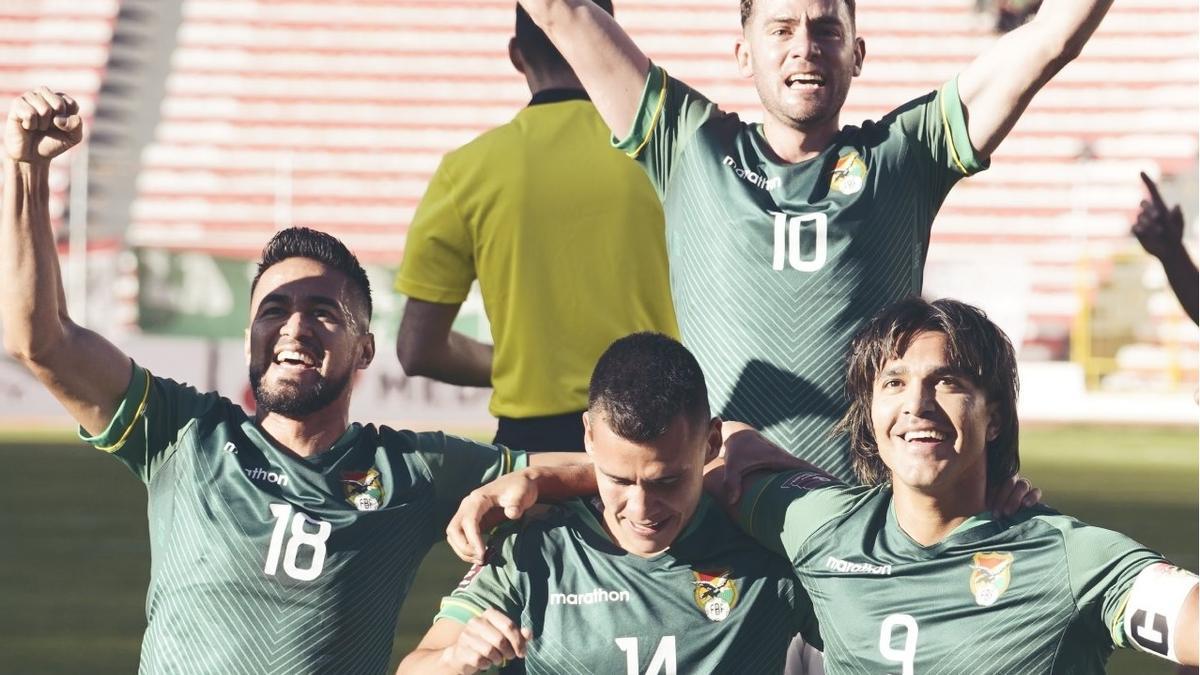 Los jugadores de Bolivia celebran un tanto.